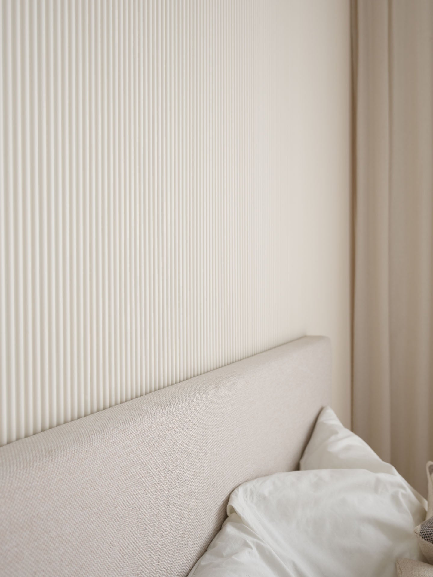 VOX Linerio XS-Line Oval White Slat Panel 12 1/16" x 104 5/16" x 1/4"